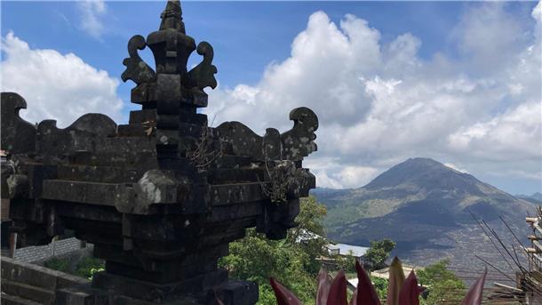 Bali ist die einzige Insel Indonesiens, die überwiegend hinduistisch geprägt ist. Der Glaube und die Kultur der Einwohner sind einzigartig und sehr komplex.