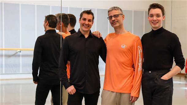 Ballettchef Alfonso Palencia (von links), Gast-Choreograf Gustavo Ramírez Sansano und Dramaturg Torben Freudenberger freuen sich auf einen Abend, der große Emotionen verspricht.