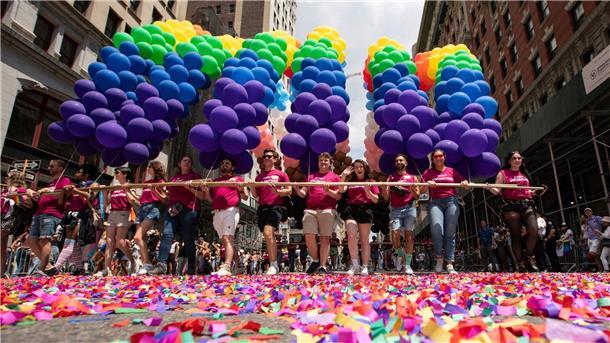 Hunderttausende bei Pride-Paraden in den USA Ballonbögen in Regenbogenfarben bei der NYC Pride Parade.