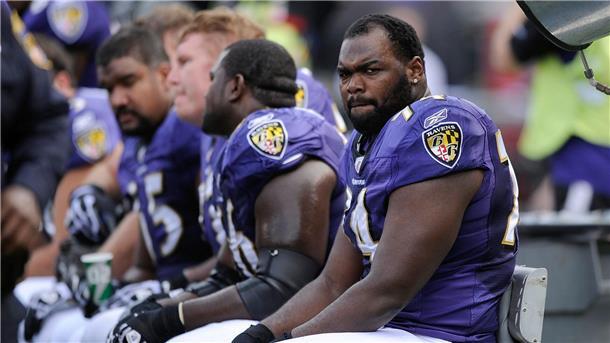 Baltimore Ravens Offensive Tackle Michael Oher sitzt während des NFL-Footballspiels gegen die Buffalo Bills in Baltimore auf der Bank.