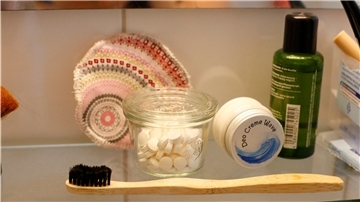 Bambuszahnbürste, Zahnputztabletten, wiederverwendbares Abschminkpad: Im Badezimmer gibt es viel Potenzial, auf Plastik zu verzichten.