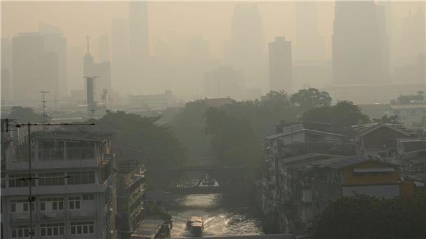 Extrem-Smog in Thailand: Schulen geschlossen Bangkoks Skyline liegt häufig unter einer giftigen Smog-Wolke.