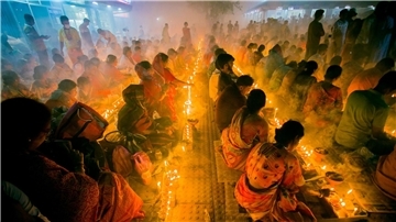 Bangladeschische Hindu-Anhänger sitzen bei Kerzenlicht und beten zu Gott im Shri Shri Lokanath Brahmachari Ashram Tempel in Narayanganj während des religiösen Festes Kartik Brati. 
