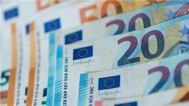 100.000 Anträge auf Studierenden-Einmalzahlung bewilligt Banknoten von 10, 20 und 50 Euro liegen sortiert auf einem Tisch.