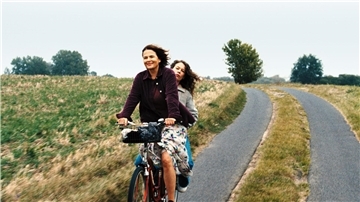 Barbara Auer und Paula Beer in einer Szene des Films „Miroirs No. 3“.