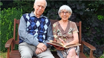 Barbara „Betti“ und Klaus Hermann Buhmann sitzen häufig in ihrem Garten und genießen die gemeinsame Zeit. Vor allem aber blättern sie gerne in alten Familienalben, wie auf diesem Bild zu sehen.