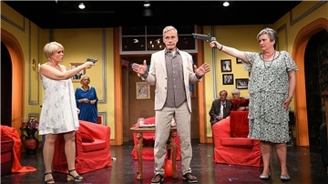 Barbara (Bettina Liebert) und Catherine (Kerstin Wulf) setzen dem Schlawiner François (Olaf Adebahr) die Pistole auf die Brust.