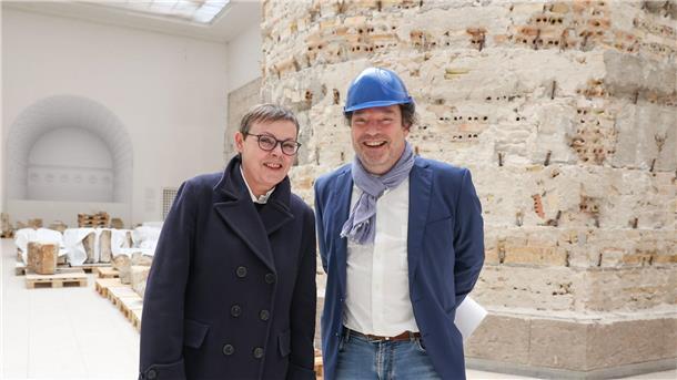 Berliner Pergamonmuseum schließt vier Jahre komplett Barbara Große-Rhode (l), Referatsleiterin im Bundesamt für Bauwesen und Raumordnung, und Stefan Weber, Direktor des Museums für Islamische Kunst, im Pergamonmuseum.