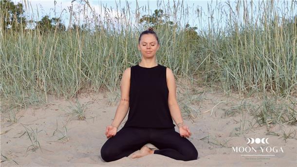 Barbara Ornowska bietet Yoga-Kurse an, die sich nach den Mondphasen richten.