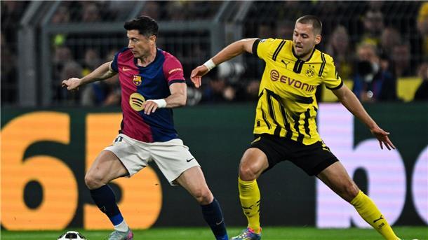 Pressestimmen nach BVB-Sieg: „Barça überlebt Hölle“ Barcelonas Robert Lewandowski (l) und Dortmunds Waldemar Anton kämpfen um den Ball.