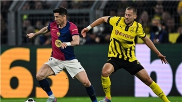 Barcelonas Robert Lewandowski (l) und Dortmunds Waldemar Anton kämpfen um den Ball.