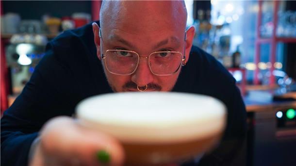 Hamburger Thai-Lokal als beste neue Bar ausgezeichnet Barchef Frederik Schefferski bereitet im „Jing Jing“ einen Cocktail zu.