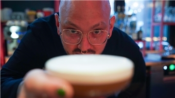 Barchef Frederik Schefferski bereitet im „Jing Jing“ einen Cocktail zu.