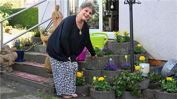 Barfuß ist Dagmar Frederic im Garten in Berlin-Köpenick unterwegs.