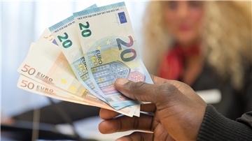 Bargeld am Schalter wird es auf mittlere Sicht bei den meisten Finanzinstituten nicht mehr geben.