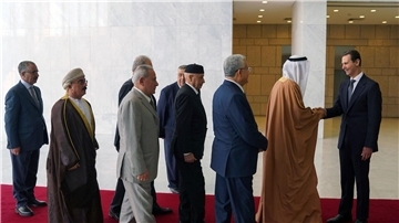 Baschar al-Assad (r), Präsident von Syrien, empfängt eine Delegation verschiedener arabischer Parlamente.