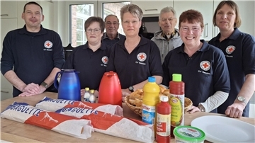 Basdahls DRK-Ortsvereinsvorsitzende Birte Niewöhner (Mitte) mit ihren Vorstandskollegen Volker Schulz (links) und Karin Wiebalk (Zweite von rechts) und den Helfern Corinna Hilken, Christoph Schnackenberg, Herbert Tietjen und Ulrike Kück (rechts) bei der Vorbereitungen des jüngsten Blutspendetermins am vergangenen Freitag, zu dem 48 Spendewillige erschienen (nicht im Bild: Schriftwartin Ulrike Meyer).
