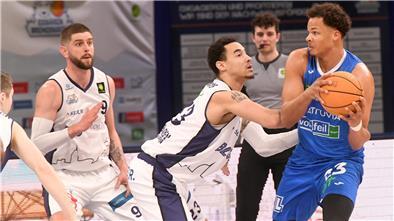 Der Bremerhavener Maurice Pluskota (rechts) legte gegen seinen Heimatverein ein Double-Double auf (16 Punkte, 12 Rebounds). 
