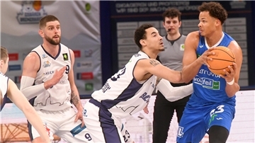 Der Bremerhavener Maurice Pluskota (rechts) legte gegen seinen Heimatverein ein Double-Double auf (16 Punkte, 12 Rebounds). 