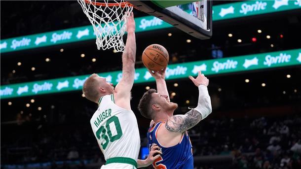 Basketball: Sam Hauser (30) von den Boston Celtics verteidigt, während Isaiah Hartenstein (55) von den New York Knicks auf den Korb wirft. New York gewinnt  109:118.