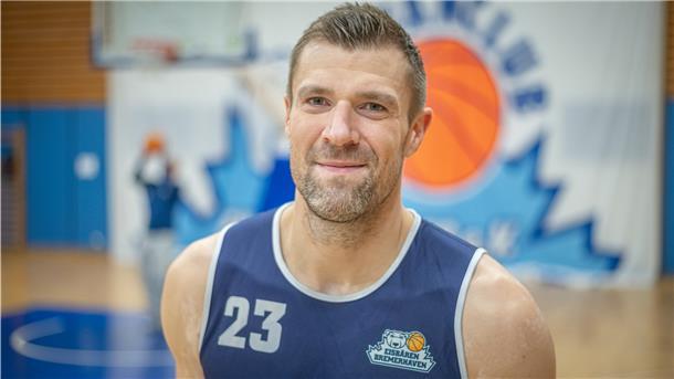 Basketball-Spieler schaut in die Kamera.