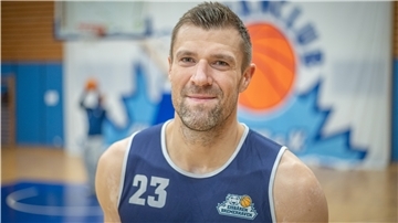 Basketball-Spieler schaut in die Kamera.
