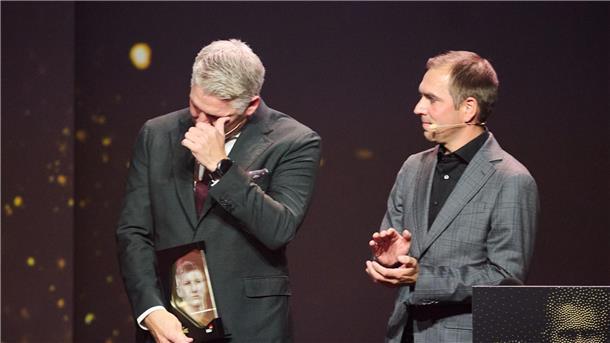 Sechs Fußball-Idole in Hall of Fame - Schweinsteiger weint Bastian Schweinsteiger (l) zählt jetzt zu den Mitgliedern der Hall of Fame des deutschen Fußballs.