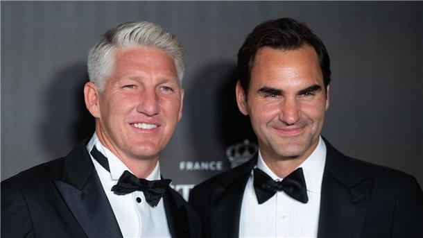 Federers neues Leben: Golfer, Taucher und Chauffeur Bastian Schweinsteiger und Roger Federer (r.) lachten viel bei einem Tennisevent in Berlin.