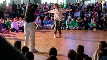 Battle um Bronze Jolina Preiß (links) beobachtet ihre Konkurrentin Meret Moormann.