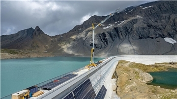 Bau einer alpinen Solaranlage an der Muttsee-Staumauer.