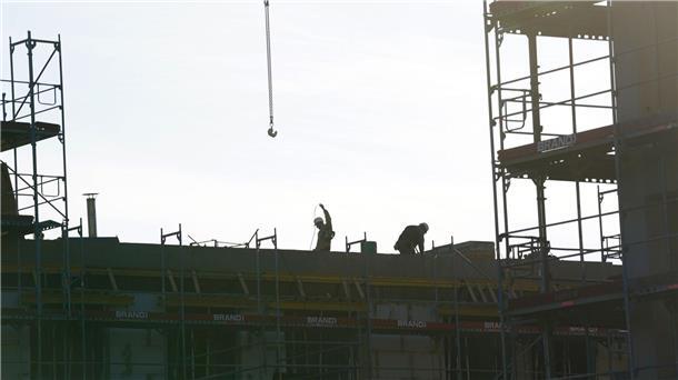 Baugenehmigungen für Wohnungen sind gesunken Bauarbeiter arbeiten auf einer Baustelle in Hamburg. Der Hauptverband der Deutschen Bauindustrie rechnet für 2022 mit etwa 275.000 Fertigstellungen. Im laufenden Jahr dürften es bestenfalls 250.000 sein.