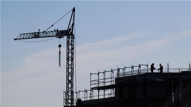 Bauarbeiter auf einer Baustelle eines Mehrfamilienhauses: „Sicherheit auf den Baustellen muss oberste Priorität haben.“