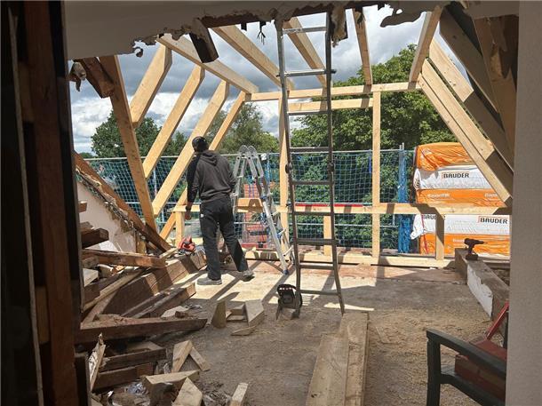 Seniorencampus in Breddorf: Sonnenhof soll ein zweites Zuhause sein Ein Bauarbeiter steht auf einer Baustelle.