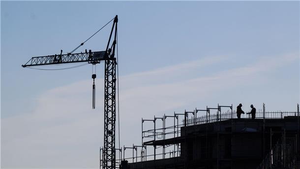 Land Niedersachsen will bis zu 10.000 Wohnungen bauen Bauarbeiter stehen auf der Baustelle eines Mehrfamilienhauses.