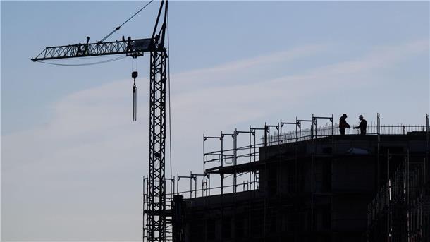Nord-Länder fordern vom Bund mehr Tempo Bauarbeiter stehen auf der Baustelle eines Mehrfamilienhauses.