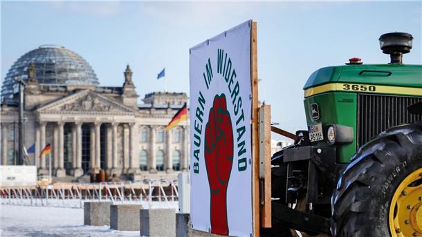 Protest für Agrarwende - Appell für Kampf gegen Hunger „Bauern im Widerstand“ - Ein Traktor fährt am Reichstaggebäude in Berlin vorbei.