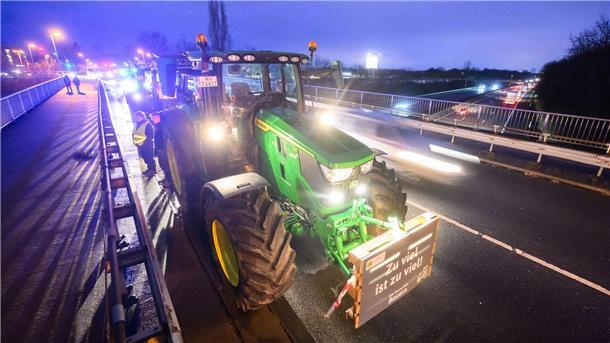 Proteste dauern an: Vertreter befürworten Grundsatzdebatte Bauern stehen mit Traktoren auf einer Brücke über der Autobahn A2 bei Garbsen in der Region Hannover.