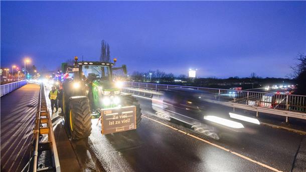 Hunderte Bauern demonstrieren vor Landtag in Hannover Bauern stehen mit Traktoren auf einer Brücke über der A2 bei Garbsen in der Region Hannover.