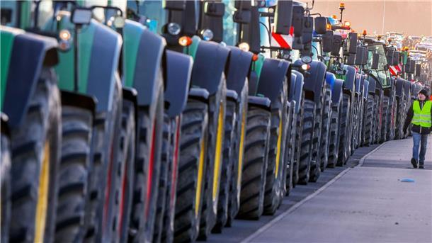 Bauern blockieren Hafenzufahrten in Bremerhaven Bauern treffen sich mit ihren Traktoren zu einer Protestfahrt. Wegen einer Protestaktion der Landwirte wird der Grenzübergang in Linken am Freitag für zwölf Stunden gesperrt sein.