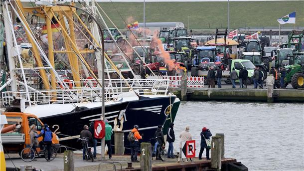 Proteste von Landwirten und Fischern gegen Agrarpolitik Bauern und Krabbenfischern protestieren bei der Agrarministerkonferenz in Büsum gegen den Umbau der Tierhaltung.