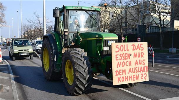 CO2-Preis kostet Bauern dieses Jahr knapp 250 Millionen Euro Bauernprotest mit Traktoren in der Stuttgarter Innenstadt.