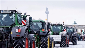 Bauernprotest: Zahlreiche Traktoren auf der Straße des 17. Juni zum Brandenburger Tor.