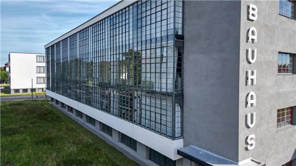 Dessau feiert 100 Jahre Bauhaus Bauhäusler feiern ihre Schule - auch mit Selbstkritik.