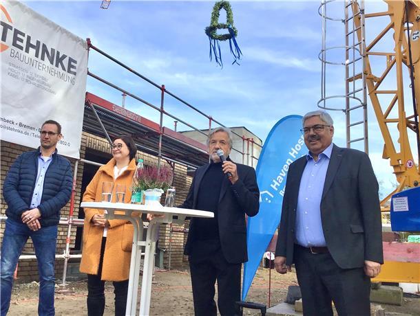 Bauherr Rolf Specht (mit Mikrofon) ist glücklich, dass nun Richtfest für das Haven-Hospiz gefeiert wird. Mit Oberbürgermeister Melf Grantz (rechts), Sigrun Deneke (Geschäftsführerin der Betreibergesellschaft Mission Lebenshaus) und dem künftigen Hospiz-Leiter Thorsten Stucke (links) wirbt Specht für Unterstützung des Hauses.