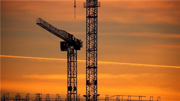 Ifo-Geschäftsklima hellt sich trotz Bankenturbulenzen auf Baukräne einer Großbaustelle im Sonnenaufgang: Das Geschäftsklima verbesserte sich in allen betrachteten Wirtschaftsbereichen.