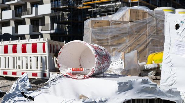Baumaterial an der Baustelle eines Neubaus in München. Vor allem mineralische Baustoffe wie Zement oder Bausand sind noch mal deutlich teurer geworden.