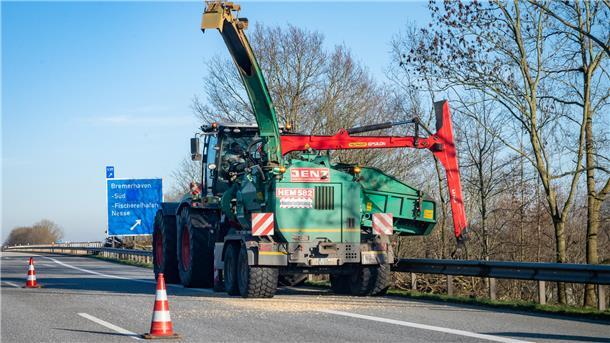 Baumfäll-Arbeiten an der A27: Das steckt dahinter Baumfällarbeiten an der Autobahnabfahrt Bremerhaven-Süd: Die Böschung ist wieder frei geschnitten.