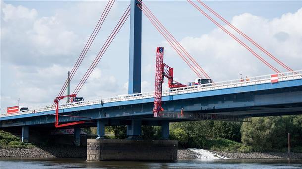 Bauarbeiten an Norderelbbrücke beendet: A1 wieder dreispurig Bauprüfer kontrollieren die Norderelbbrücke.