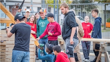 Bauspielplatz auf dem Leher Pausenhof: Schüler aus vier Leher Schulen entwerfen hölzerne Spielhäuser in gemeinschaftlicher Arbeit.