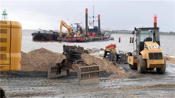 Blick auf eine Baustelle am Wasser. Der Neubau der Nordmole startet.